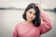 亚洲粉色针织衫美女写真图片