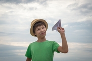 欧美小男孩手持纸飞机图片