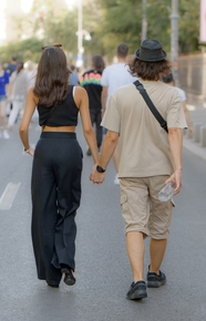 欧美时尚街拍牵手逛街情侣图片