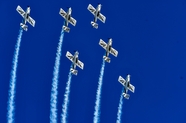 蓝色高空飞机航展摄影图片