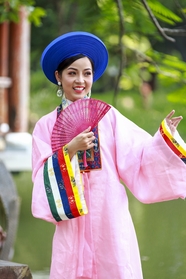 越南粉色传统服饰美女写真图片