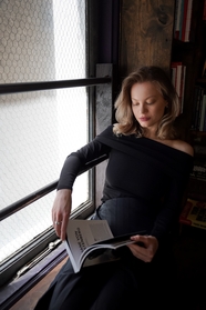 正在窗边看书的孕妇美女图片
