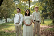三个年轻男女树林写真摄影图片