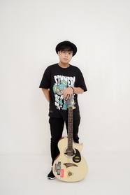 亚洲年轻吉他帅哥写真摄影图片