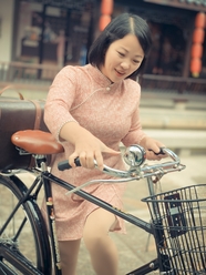 骑自行车的传统旗袍风美女图片