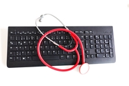 黑色键盘和红色听诊器设备图片
