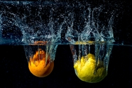 水中悬浮的橙子和柠檬图片