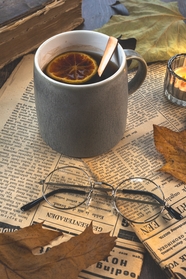 英文报纸眼镜柠檬咖啡饮品图片