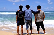 三个男人海边看海背影图片