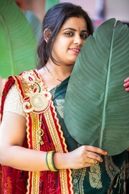 手持芭蕉叶的印度传统服饰美女图片