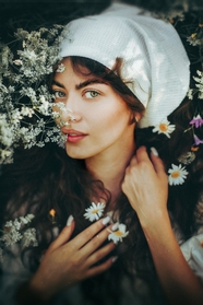 欧美美女躺在花丛中写真摄影图片