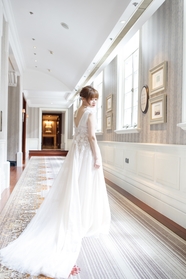 室内长廊亚洲美女白色婚纱写真摄影图片