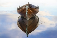 停靠在湖泊中央的小木船图片