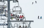冬季滑雪场游客坐缆车图片