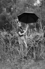 户外黑白风格撑伞美女写真图片