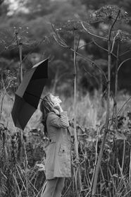 秋季户外撑伞美女意境黑白写真图片