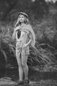 秋季户外黑白风格美女写真图片
