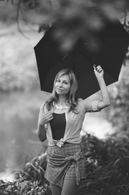 户外山野自然黑白风格美女图片摄影