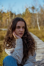 秋意阑珊美女户外看风景图片