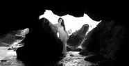 海边洞穴性感美女黑白艺术风摄影图片