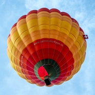 蓝色天空上飞行的热气球图片