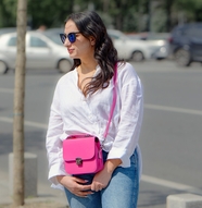 街边背着粉色小包的白衬衫美女图片