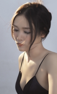 亚洲时尚黑色吊带裙性感美女图片