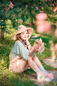 春天果树开花美女坐在草地写真图片