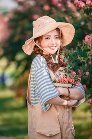 春天花园怀里捧着一篮子花的美女图片