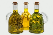 玻璃瓶装橄榄油摄影图片