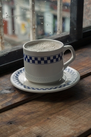 窗台一杯热咖啡饮品摄影图片