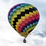 高空彩色格纹热气球摄影图片
