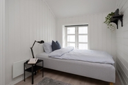 白色卧室靠窗双人床摄影图片