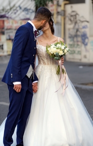 街拍新郎亲吻新娘婚纱照图片