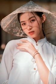 亚洲越南戴斗笠的白色奥黛美女图片