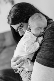 欧美母亲抱着沉睡的婴儿图片