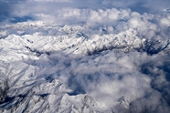 阿尔卑斯山雪域高山山脉鸟瞰图摄影