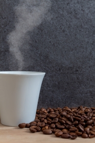 咖啡豆和热腾腾的咖啡图片