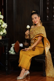 穿金色长裙的泰国美女图片