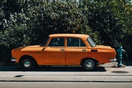 橙色复古老爷车汽车摄影图片