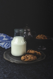 玻璃瓶装牛奶饼干摄影图片