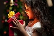 欧美小女孩打开圣诞礼物瞬间摄影图片