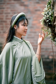 年轻时尚美丽越南传统服饰美女图片