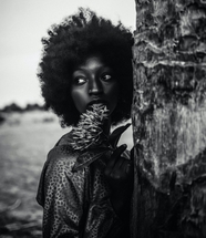 非洲黑人美女躲在树后面图片