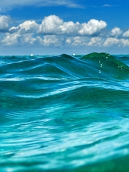 蓝天白云海水涌动的大海图片