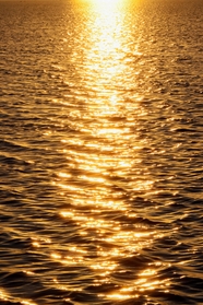 日暮黄昏波光粼粼海平面摄影图片