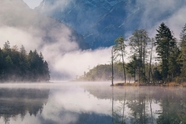 秋天雨后云雾缭绕山水湖泊风景图片