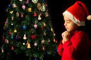 对着圣诞树许愿的小女孩图片