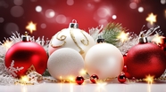 红色白色圣诞彩球摄影图片