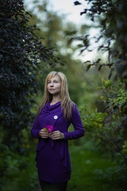 站在绿色树林中的俄罗斯美女图片